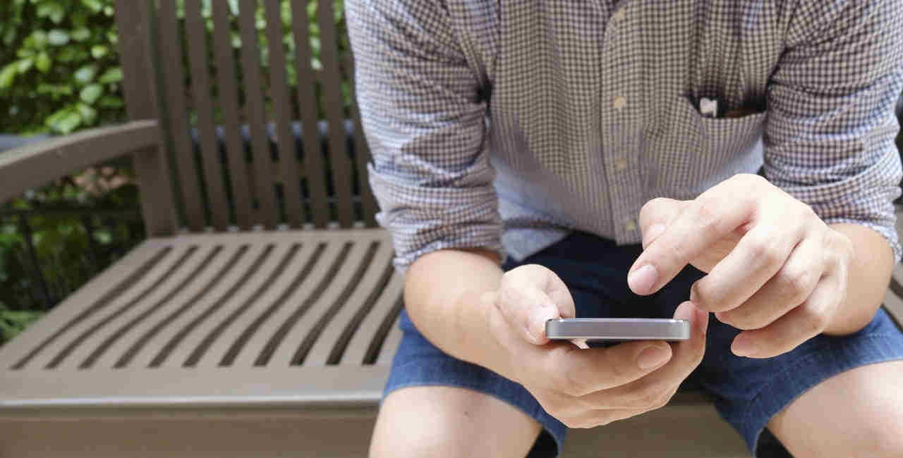 Cara Membersihkan File Sampah Aplikasi Android Di MIUI 8 Seiring dengan waktu, pastinya jumlah aplikasi yang ada di smartphone android kamu akan semakin banyak. Dan seiring dengan penggunaan, aplikasi-aplikasi android di smartphone kamu akan menghasilkan file sampah. File sampah tersebut jika dibiarkan akan memenuhi ruang penyimpanan smartphone kamu. Namun jika kamu menggunakan smartphone Xiaomi, kamu tidak perlu khawatir. Karena smartphone Xiaomi yang menggunakan MIUI 8, punya fitur bawaan yang bisa kamu gunakan untuk membersihkan file sampah aplikasi. Cara Membersihkan File Sampah Aplikasi Android Di MIUI 8 (Tanpa Root) Pertama, buka aplikasi Keamanan bawaan MIUI 8. Aplikasi ini memiliki ikon tameng. ![](https://d2mxuefqeaa7sj.cloudfront.net/s_68642CE44270F035A153FD49A81AE4DF7D5B33ABFF0802615E8253F074956A94_1503851921153_1.jpg) Jika aplikasi Keamanan sudah terbuka, selanjutnya adalah klik opsi Pembersih. ![](https://d2mxuefqeaa7sj.cloudfront.net/s_68642CE44270F035A153FD49A81AE4DF7D5B33ABFF0802615E8253F074956A94_1503851964789_2.jpg) Selanjutnya, aplikasi Keamanan Xiaomi akan memindai seluruh berkas atau file sampah yang dihasilkan oleh aplikasi-aplikasi yang terinstall di smartphone kamu. Tunggu sampai prosesnya selesai. Setelah proses pemindaian selesai, kamu akan dapat melihat total file sampah yang ada di penyimpanan smartphone. Kamu juga dapat melihat besarnya file sampah yang dihasilkan setiap aplikasi. Kamu dapat membersihkan seluruh atau sebagian file sampah tersebut. Untuk membersihkan seluruh file sampah, biarkan semua aplikasi tercentang. Sedangkan untuk memilih file sampah aplikasi tertentu agar tidak terhapus, hapus tanda centang pada aplikasi yang kamu inginkan. Jika sudah yakin, klik tombol Bersihkan yang ada di bagian paling bawah. ![](https://d2mxuefqeaa7sj.cloudfront.net/s_68642CE44270F035A153FD49A81AE4DF7D5B33ABFF0802615E8253F074956A94_1503852141349_3.jpg) Tunggu sampai proses pembersihan selesai. Biasanya proses pembersihkan hanya membutuhkan waktu yang singkat, antara 3 sampai 5 detik. Tergantung dari banyaknya file sampah yang ada di smartphone kamu. Berikut ini adalah tampilan ketika file sampah di smartphone kamu telah berhasil dibersihkan. ![](https://d2mxuefqeaa7sj.cloudfront.net/s_68642CE44270F035A153FD49A81AE4DF7D5B33ABFF0802615E8253F074956A94_1503852294122_4.jpg) Nah, sekarang coba cek total ruang penyimpanan yang tersisa di smartphone kamu. Maka kamu akan mendapati bahwa ruang penyimpanan yang tersisa akan lebih besar karena file-file sampah yang sebelumnya memenuhi penyimpanan sudah terhapus. Cara ini dapat kamu lakukan secara rutin, baik 3 hari sekalia tau seminggu sekali. Agar ruang penyimpanan smartphone kamu tetap terjaga dan terbebas dari file-file sampah yang dihasilkan oleh aplikasi.